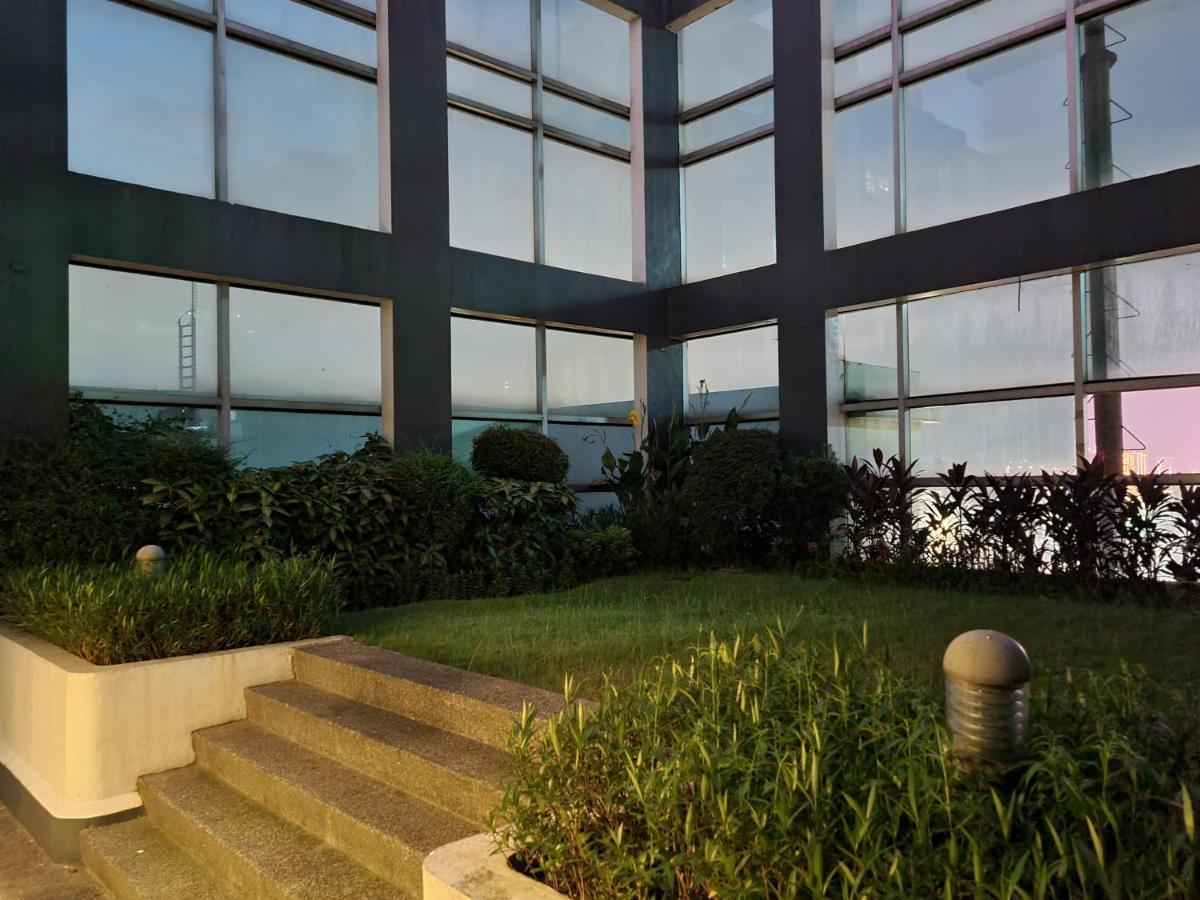 Huge Condo Unit Near Burgos Circle, St Lukes, Shangri-La - P Hamptons T1 Makati City Exterior foto